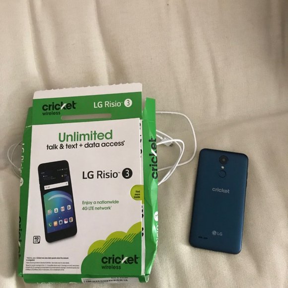 Cricket cel phone and headsets - Picture 3 of 4